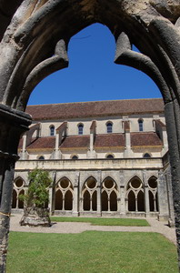 le cellier s'ouvre sur le cloître